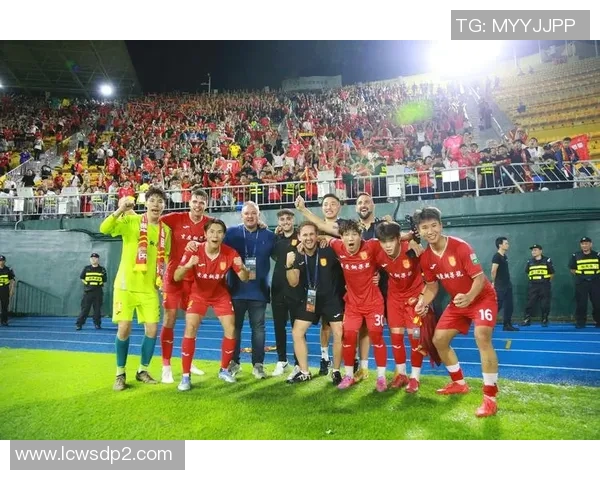 足球历史上最年轻的球星崛起与突破成就背后的故事